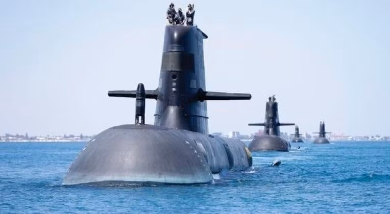 cac-cuoc-tap-tran-cho-thay-tau-ngam-mini-cua-iran-co-the-danh-chim-tau-san-bay-my-3.jpg