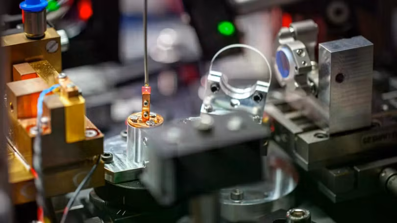 Hệ thống laser kim cương phát hiện sự thay đổi trong từ trường với độ tương phản quang học 100%. Ảnh: IE.