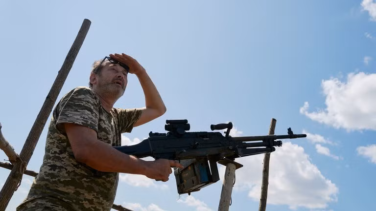Một binh sĩ Ukraine thuộc đơn vị chống máy bay không người lái đang quan sát bầu trời. Ảnh: Getty.