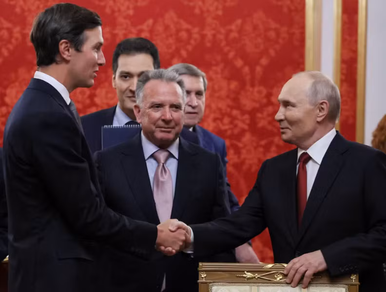 Tổng thống Nga Vladimir Putin bắt tay với Jared Kushner, con rể của Tổng thống Mỹ Donald Trump, trong khi Đặc phái viên Mỹ Steve Witkoff đứng gần đó, trong một cuộc gặp tại Điện Kremlin ở Moscow, Nga, ngày 5/9. Ảnh: Reuters.