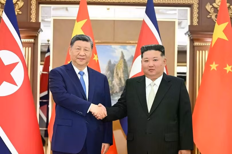 Chủ tịch Trung Quốc Tập Cận Bình gặp gỡ Chủ tịch Triều Tiên Kim Jong-un tại Bình Nhưỡng. Ảnh: Xinhua.