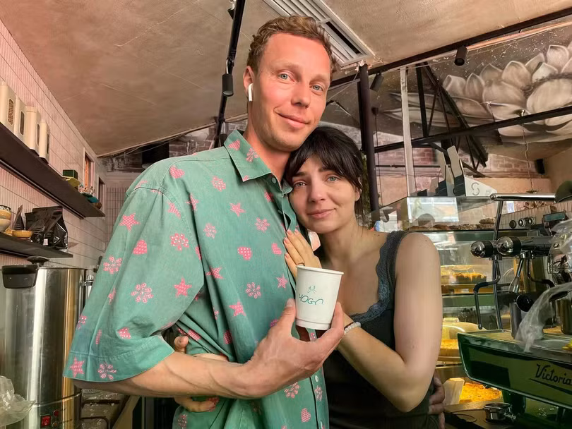 Yevhen Prusak và Olena Saenko, đồng chủ quán cà phê Hogo. Cơ sở này bị hư hại do cuộc tấn công tên lửa của Nga vào ngày 24/5. Ảnh: Kyiv Independent.