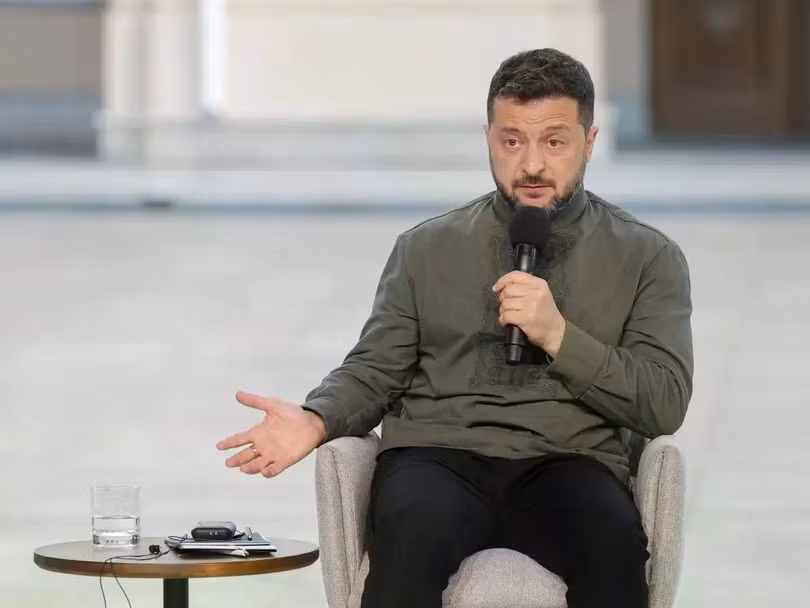 Tổng thống Ukraine Volodymyr Zelensky đã tiết lộ nhiều chi tiết về việc cách chức Bộ trưởng Quốc phòng và khó khăn của quân đội trong cuộc xung đột với Nga. Ảnh: EPA.