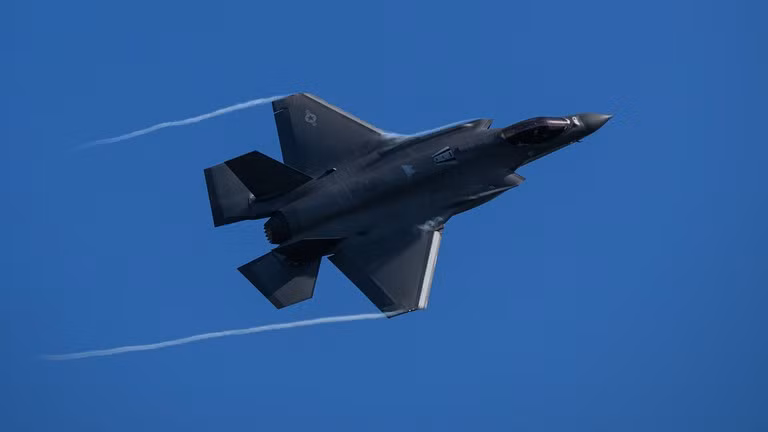 Một chiếc máy bay chiến đấu đa năng tàng hình F-35 Lightning II của Không quân Mỹ bay ngang qua căn cứ không quân Lakenheath vào ngày 8/4 tại Lakenheath, Anh. Ảnh: Getty.