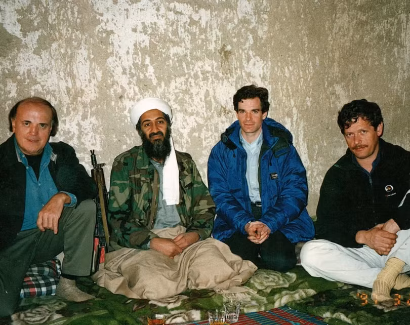 Từ trái sang: Peter Arnett, Osama bin Laden, Peter Bergen và quay phim Peter Jouvenal chụp ảnh chung vào năm 1997. Ảnh: CNN.