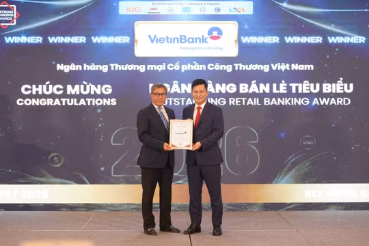 Ông Trần Công Quỳnh Lân- Phó Tổng Giám đốc phụ trách Khối Bán lẻ VietinBank nhận giải thưởng Ngân hàng bán lẻ tiêu biểu 2026