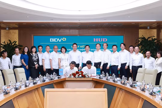 Tổng Giám đốc BIDV Lê Ngọc Lâm và Tổng Giám đốc HUD Đỗ Hoài Đông đại diện hai đơn vị ký Thỏa thuận hợp tác