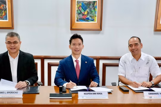 Từ trái qua: Ông Ronnie L.Aperocho, Phó Chủ tịch Điều hành kiêm Giám đốc Vận hành (COO) của Meralco, ông Nguyễn Anh Khoa, Tổng Giám đốc VinEnergo và ông Emmanuel V. Rubio, Chủ tịch kiêm Tổng Giám đốc điều hành MGEN tại lễ ký kết.