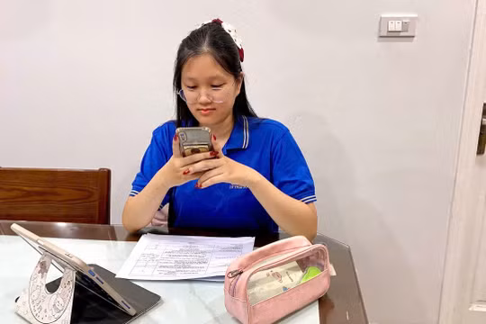 Năm học mới và những “lớp học” trong chiếc điện thoại