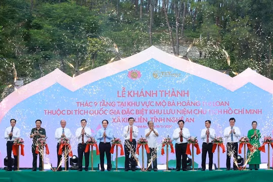 Các đại biểu thực hiện nghi thức cắt băng khánh thành Công trình Thác 9 tầng