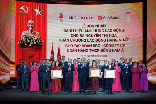 Ủy viên Bộ Chính trị, Chủ tịch Quốc hội Trần Thanh Mẫn trao Danh hiệu Anh hùng Lao động cho doanh nhân Nguyễn Thị Nga cùng Huân chương Lao động hạng Nhất cho Tập đoàn BRG và Ngân hàng SeABank