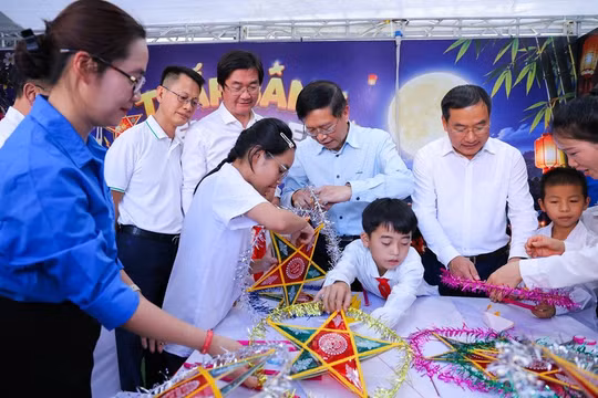 Trung thu đầu tiên dưới mái trường Petrovietnam: Thắp sáng niềm tin nơi biên cương