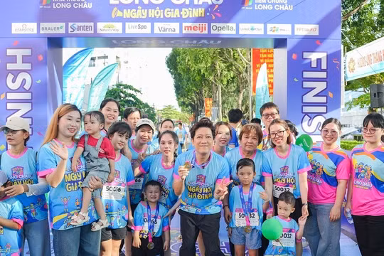 Lần đầu tiên 2.000 thành viên từ gia đình 3 thế hệ cùng đi bộ vì sức khỏe 