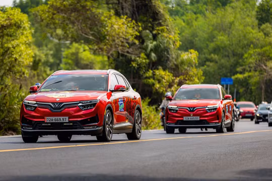 Cầm lái VinFast VF 8, khách hàng Việt thừa nhận: “Quay lại xe xăng quá khó”