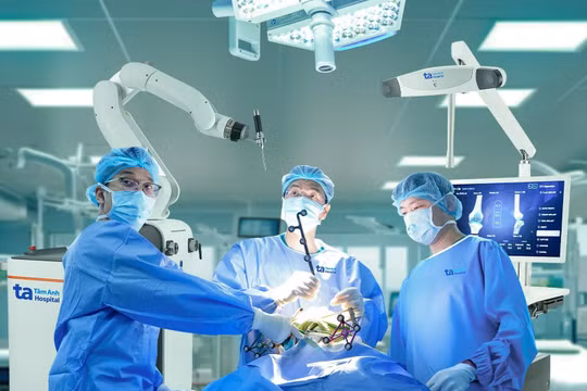 “Siêu robot” AI của Bệnh viện Tâm Anh thực hiện hơn 100 ca thay khớp khó