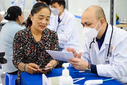 Bà Phan Thị Thu, 66 tuổi, rất vui và xúc động khi được Hệ thống Trung tâm Tiêm chủng VNVC tiêm vắc xin cúm cho mình và quân, dân Côn Đảo. Ảnh: Minh Trung