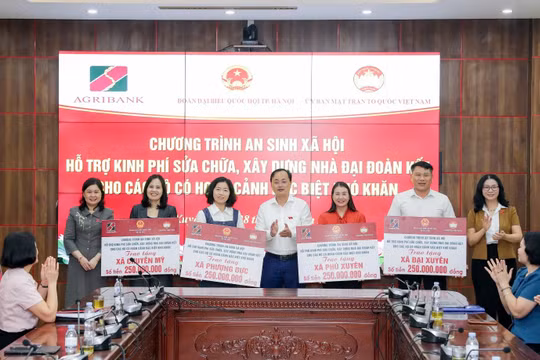 Agribank cùng Đoàn đại biểu Quốc hội thành phố Hà Nội trao 1 tỷ đồng hỗ trợ xây dựng Nhà Đại đoàn kết