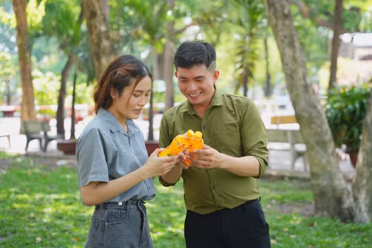 Sau khi uống, nhiều người nán lại thêm vài phút để xé nhãn, lấy mã và nhập vào điện thoại