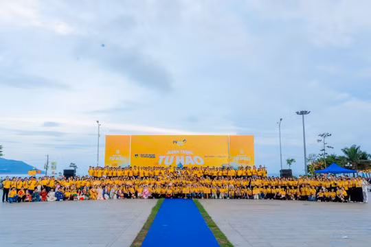 CBNV PVcomBank trong sắc áo vàng, cùng lan tỏa tinh thần gắn kết tại Ngày hội Văn hóa 2026.