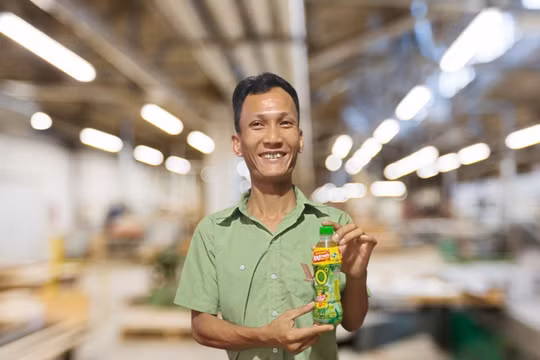 Vì sao ngày càng nhiều người xé nhãn chai nước ngay sau khi uống?