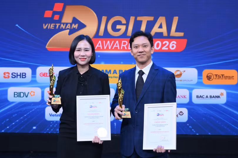 Đại diện Zalo và Zalo Video nhận cúp vinh danh tại Vietnam Digital Awards 2026.