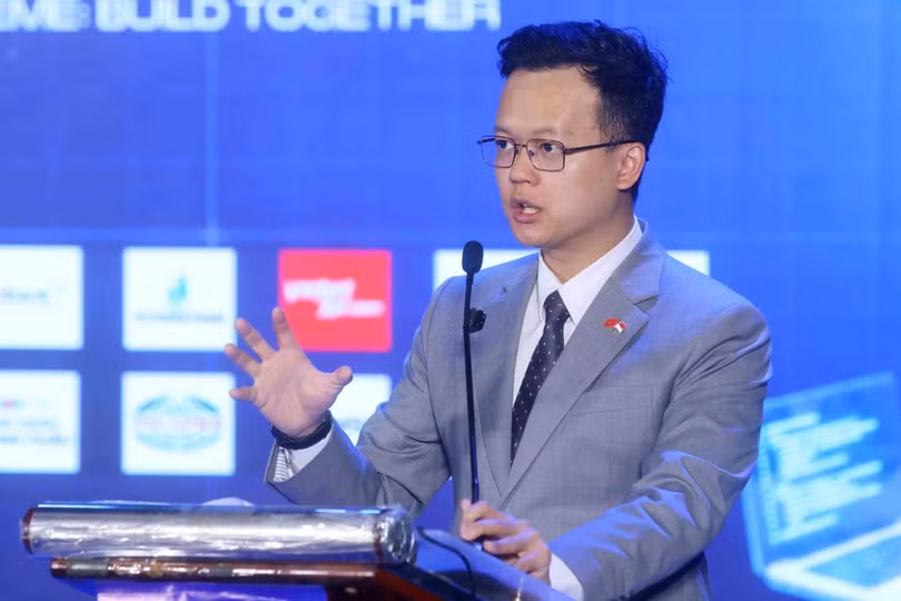 Ông Edward Lim Xun Qian trao đổi về định hướng phát triển hình thành hệ sinh thái quốc tế Cuộc thi Data for life. Ảnh: C06.
