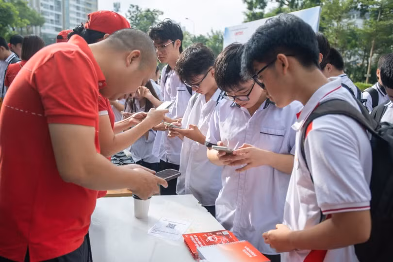 Học sinh được khuyến khích chủ động tìm hiểu, trải nghiệm các công cụ AI và nâng cao năng lực ứng dụng công nghệ. Ảnh: Trần Thọ.
