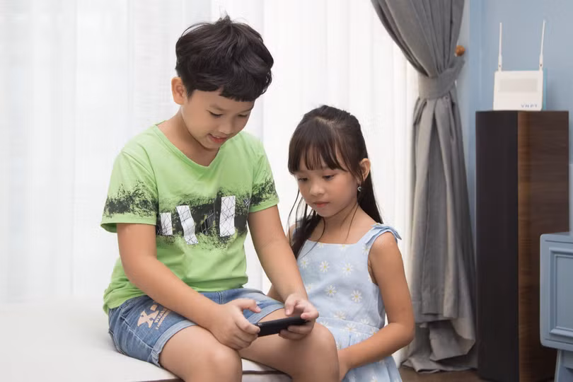 mot-hoc-sinh-ngay-nay-co-the-hoc-them-qua-cac-nen-tang-truc-tuyen-tim-kiem-tai-lieu-tren-internet-hoac-trao-doi-voi-giao-vien-thong-qua-cac-ung-dung-so-4493.jpg