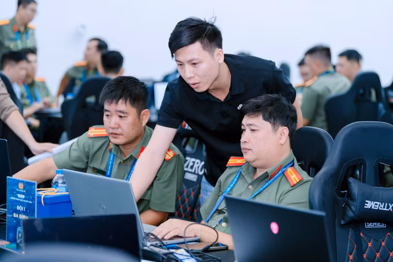 Các đội thi trong phiên thực hành, diễn ra trong 7,5 tiếng liên tục trên hệ thống mô phỏng hạ tầng của một tổ chức tài chính. Ảnh: Thu Uyên.