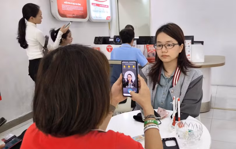 Người dùng nên hoàn tất xác thực thông tin ngay sau khi chuyển SIM sang thiết bị mới để tránh gián đoạn liên lạc. Ảnh: LM.