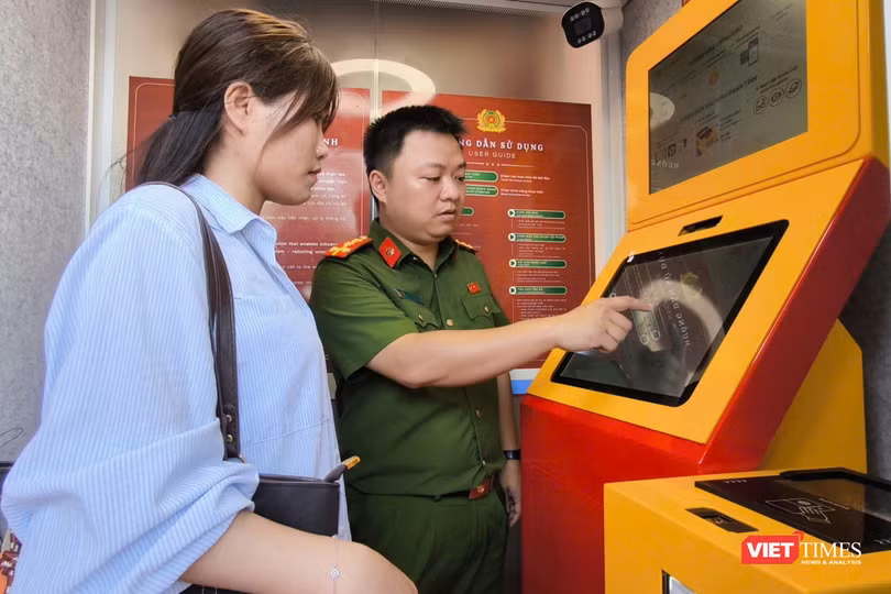 Kiosk Trạm Cảnh sát thông minh đặt trong cabin, người dân có thể sử dụng 24/7. Ảnh: LM.