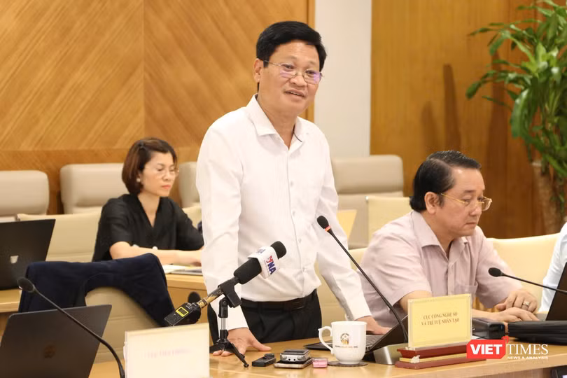 Ông Nguyễn Khắc Lịch, Cục trưởng Cục Công nghệ số và Trí tuệ nhân tạo trao đổi về giải thưởng Make in Vietnam 2026. Ảnh: ĐK.