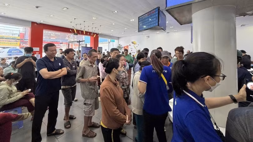 Khách hàng đến cửa hàng MobiFone xác thực thông tin thuê bao. 