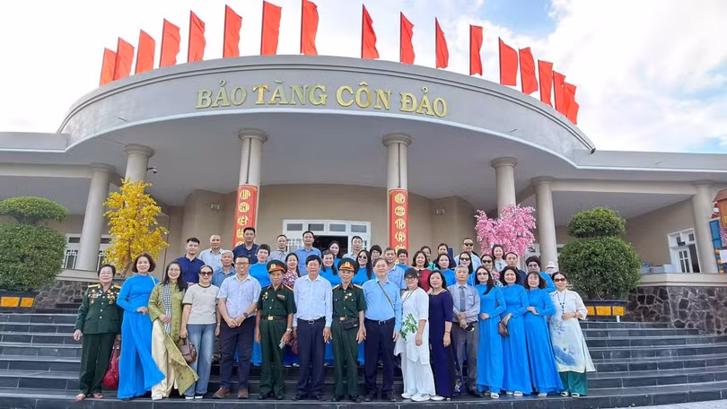 Đoàn công tác thăm Bảo tàng Côn Đảo. Ảnh: VUSTA.