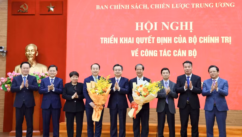 Ông Nguyễn Kim Sơn và ông Nguyễn Sỹ Hiệp nhận quyết định điều động, bổ nhiệm giữ chức Phó trưởng Ban Chính sách, chiến lược Trung ương.