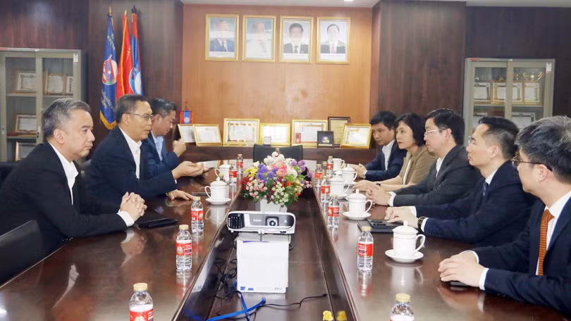 Đại diện Bộ Khoa học và Công nghệ Việt Nam (phải) và Bộ Công nghệ và Truyền thông Lào làm việc song phương về chữ ký số. Ảnh: NEAC.