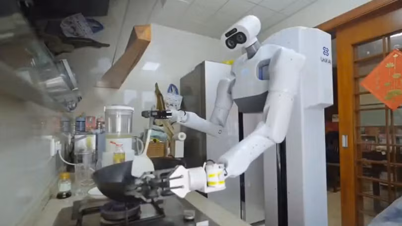 Robot Trung Quốc gây kinh ngạc với khả năng làm việc nhà như giúp việc