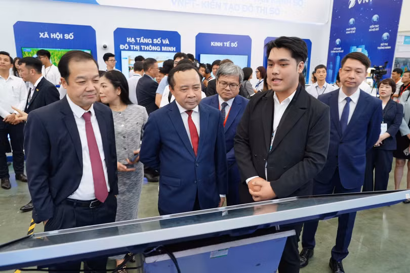 Bộ trưởng Vũ Hải Quân và Thứ trưởng Phạm Đức Long tham quan gian hàng tại Lễ kỷ niệm hưởng ứng Ngày Chuyển đổi số quốc gia năm 2026. Ảnh: Bộ KHCN.