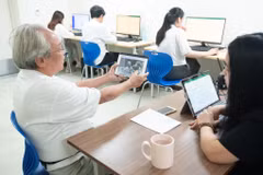 Những bức ảnh được ông Nguyễn Trọng Thanh mang đến tổng đài cùng những ký ức về đồng đội năm xưa.