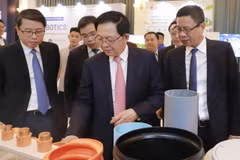 Phó thủ tướng Hồ Quốc Dũng Phó Thủ tướng thăm các gian hàng tại Diễn đàn. Ảnh: Bộ KHCN.