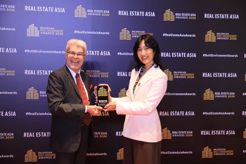 Đại diện Masterise Homes nhận cúp vinh danh tại hạng mục Developer of the Year - Vietnam 2026. Nguồn ảnh: Real Estate Asia Awards 2026.
