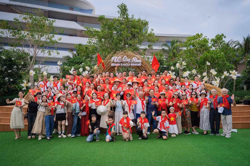 Du khách hào hứng lưu lại khoảnh khắc rực rỡ sắc cờ Tổ quốc tại FLC Quy Nhơn dịp Quốc khánh.