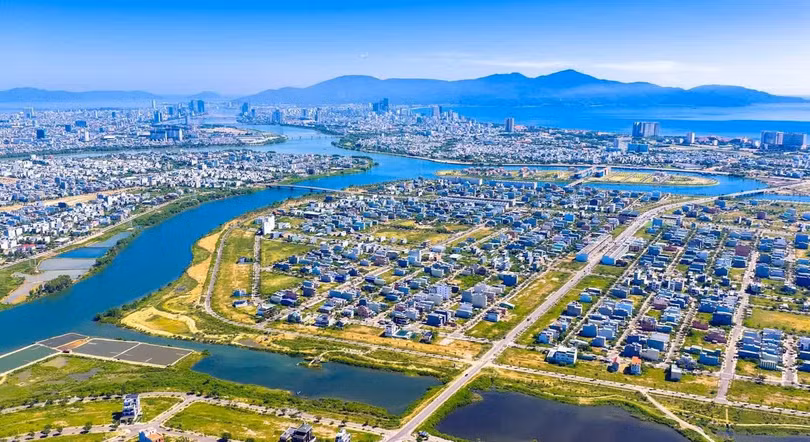 Tại lõi trung tâm phía Nam Đà Nẵng, các dự án tháp căn hộ Spana Tower và Cora Tower dù mới được giới thiệu vào cuối năm ngoái, đến nay cũng đã chính thức đủ điều kiện ký Hợp đồng mua bán. Những bước tiến này cho thấy yếu tố pháp lý luôn được chủ đầu tư đặt lên hàng đầu nhằm giảm thiểu mọi rủi ro cho khách hàng. Ảnh: Ánh Dương.