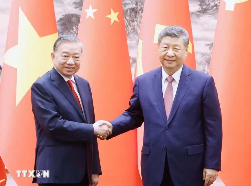 Tổng bí thư, Chủ tịch nước Tô Lâm và Tổng bí thư, Chủ tịch nước Tập Cận Bình tại cuộc chứng kiến Lễ ký các văn kiện hợp tác giữa hai nước. Ảnh: Thống Nhất/TTXVN.