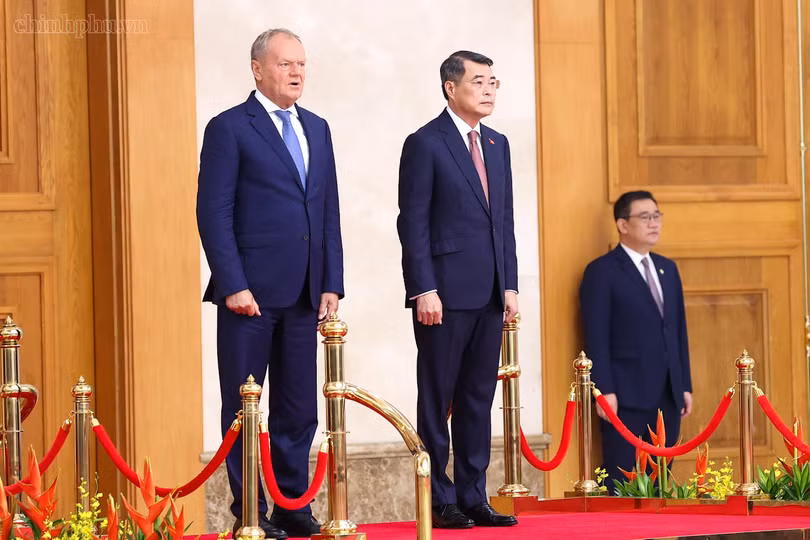 Thủ tướng Lê Minh Hưng và Thủ tướng Donald Tusk trên bục danh dự nghe Quân nhạc cử Quốc thiều hai nước. Ảnh: chinhphu.vn/Nhật Bắc.
