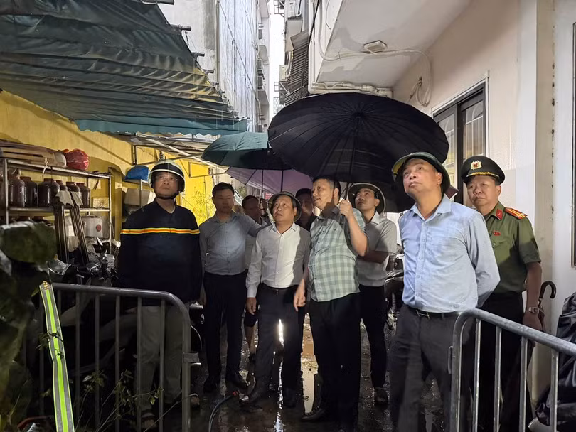 Ông Vũ Đại Thắng, Chủ tịch UBND thành phố Hà Nội chỉ đạo công tác chữa cháy, cứu nạn, cứu hộ tại hiện trường vụ cháy. Ảnh: CAHN.