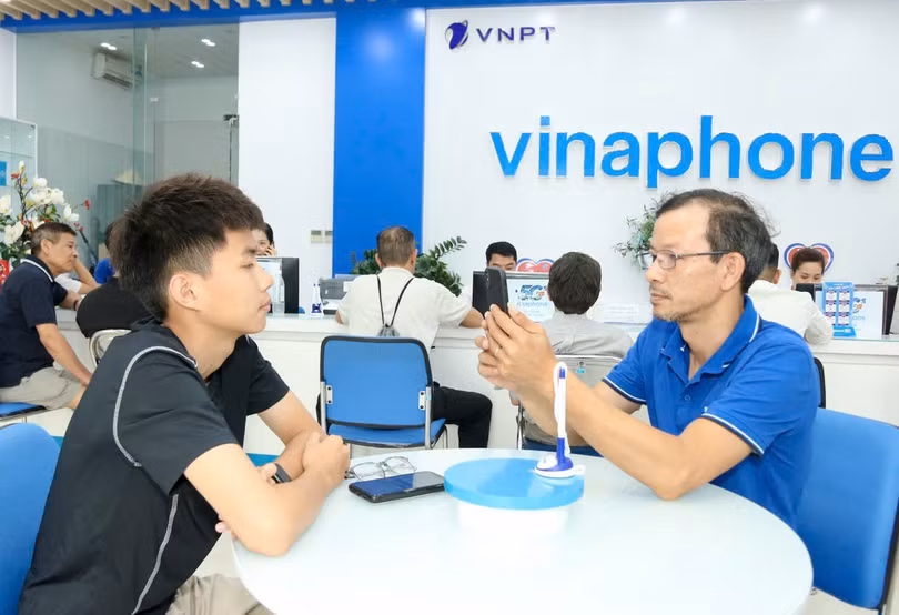 Người dùng đến xác thực thông tin thuê bao tại các điểm giao dịch, cửa hàng của các nhà mạng. Ảnh: Thu Phương