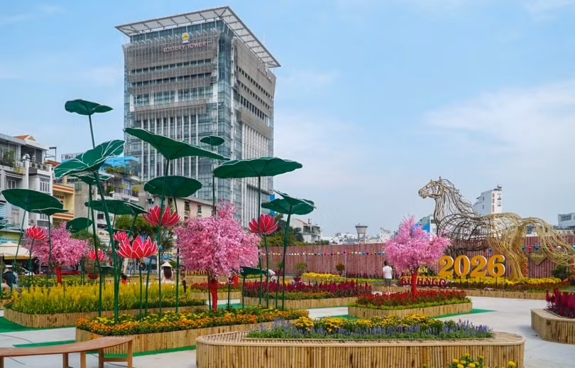 Công viên được thiết kế như một phố hoa xuân thu nhỏ, với trục dạo bộ trung tâm, các bồn hoa theo chủ đề, khu nghỉ chân và không gian sinh hoạt ngoài trời. Ảnh: Phạm Hữu