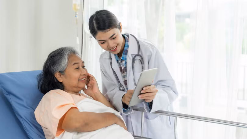 Với nhiều bệnh nhân, một cử chỉ quan tâm, một lời động viên cũng có giá trị chữa lành không kém một đơn thuốc. Ảnh minh họa.