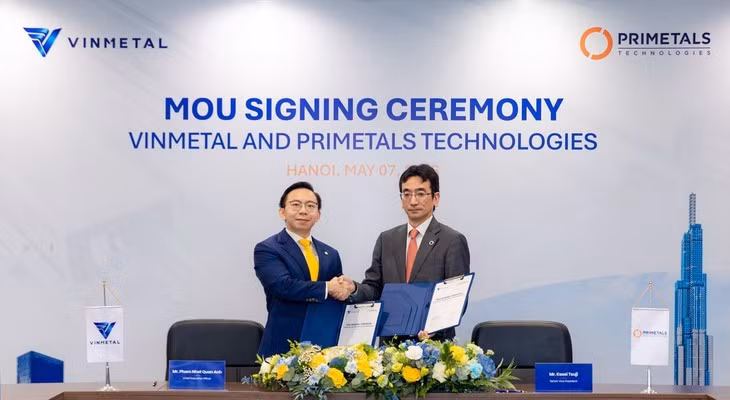 Ông Phạm Nhật Quân Anh - Tổng giám đốc Công ty VinMetal và ông Kosei Tsuji - Phó Chủ tịch điều hành Primetals Technologies ký kết thỏa thuận hợp tác.